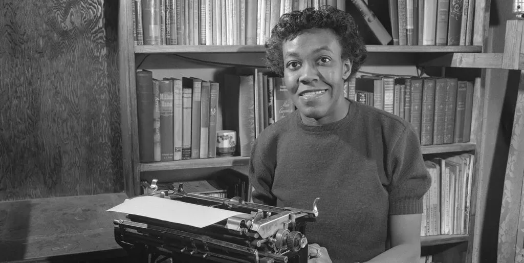 Black and white photo of a woman at a typewriter